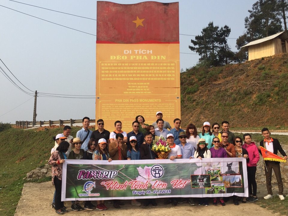Đoàn khảo sát tại đèo Pha Đin trên hành trình từ Sơn La đến Điện Biên